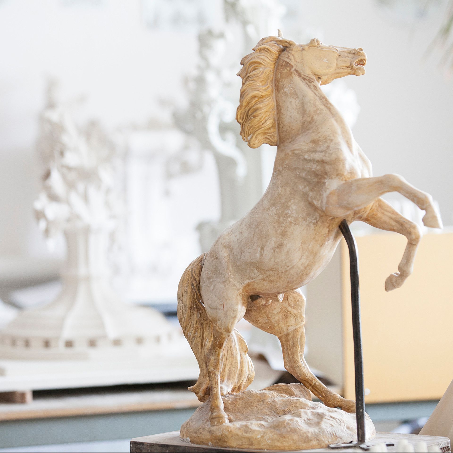 SINGLE FIGURINE HORSE "MAESTOSO"