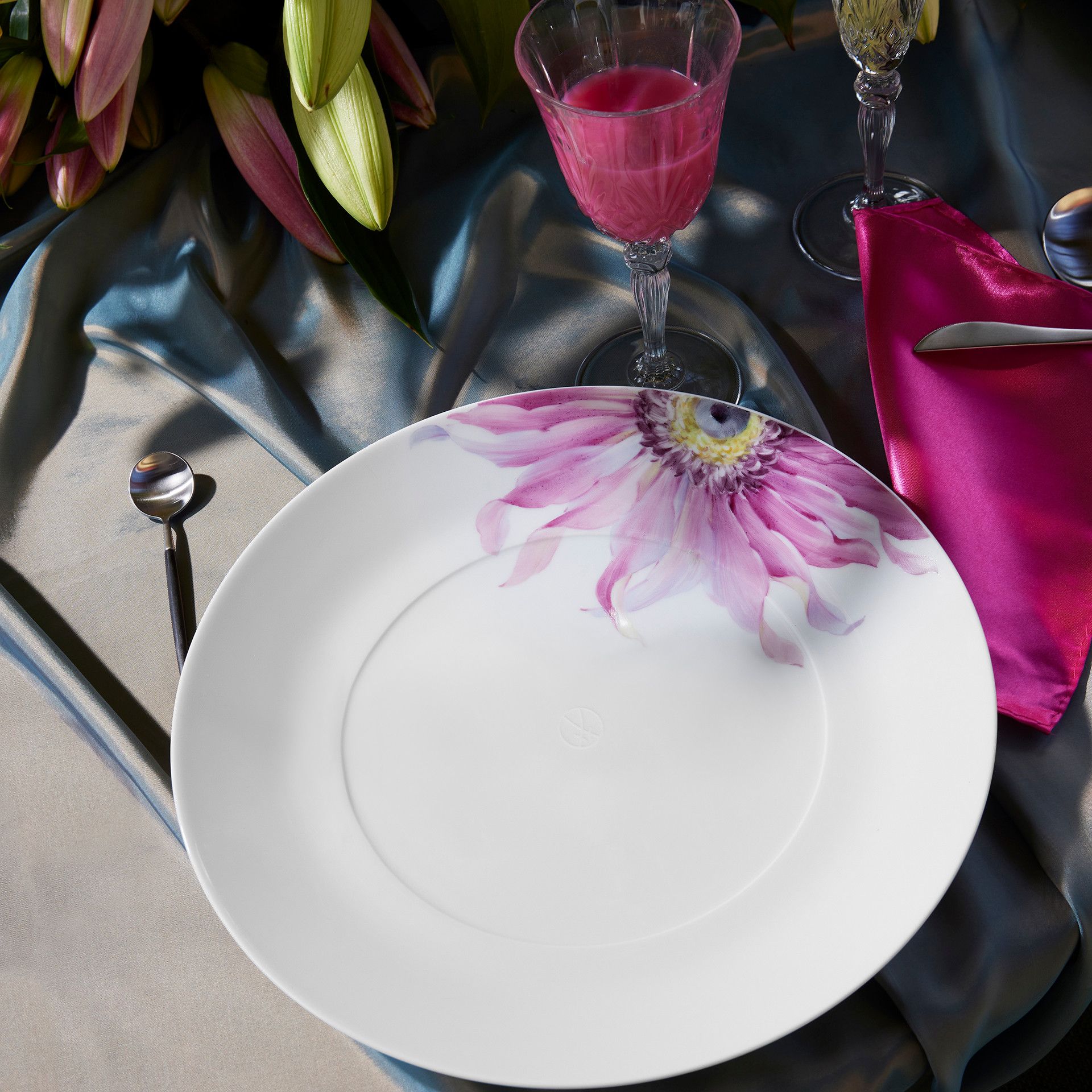 MEISSEN® COSMOPOLITAN GIANT BLOOM DINNER PLATE, GERBERA