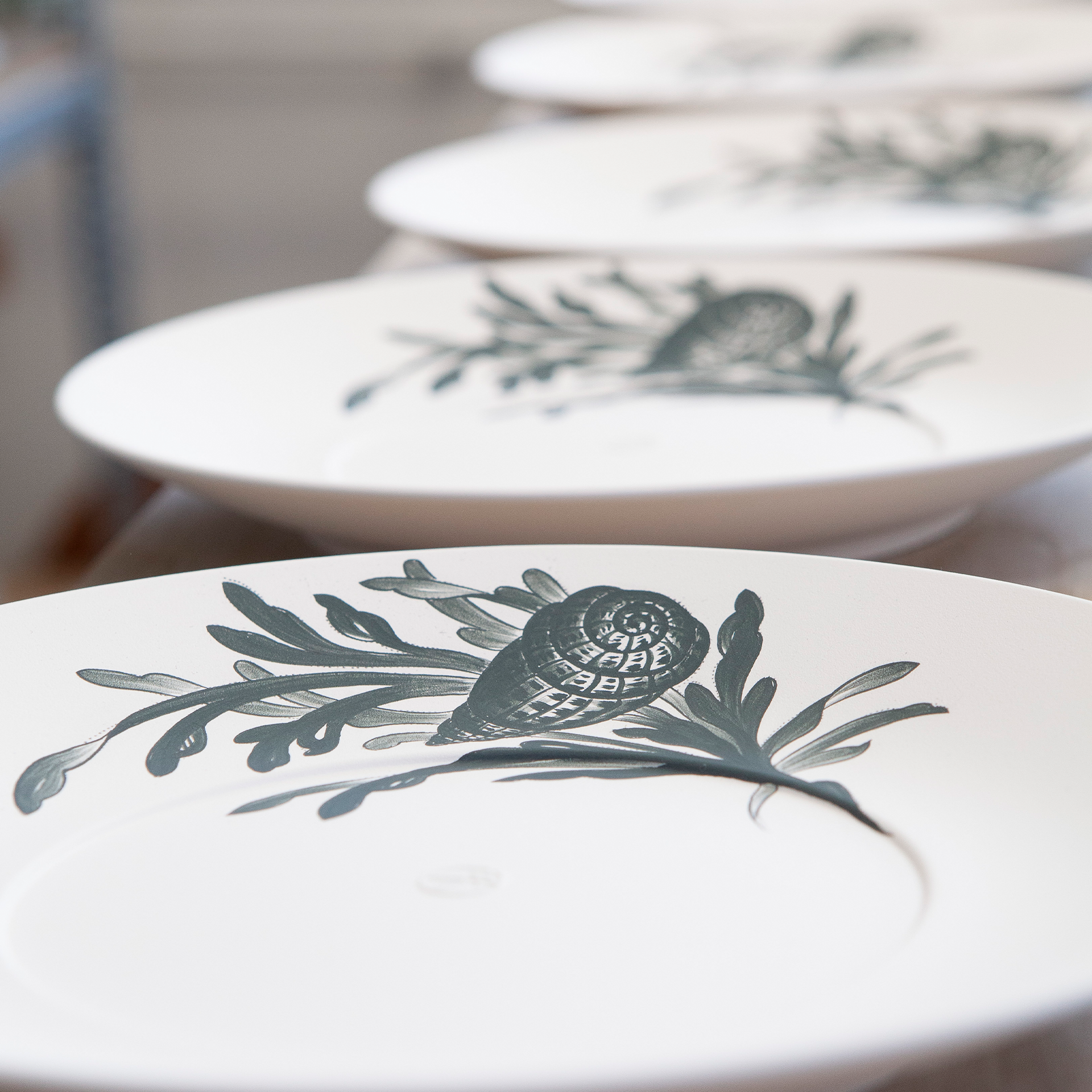 MEISSEN® COSMOPOLITAN BLUE TREASURES GOURMET PLATE, DEEP, SEA SHELL