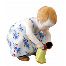 인형을 가지고 노는 아이 피규린