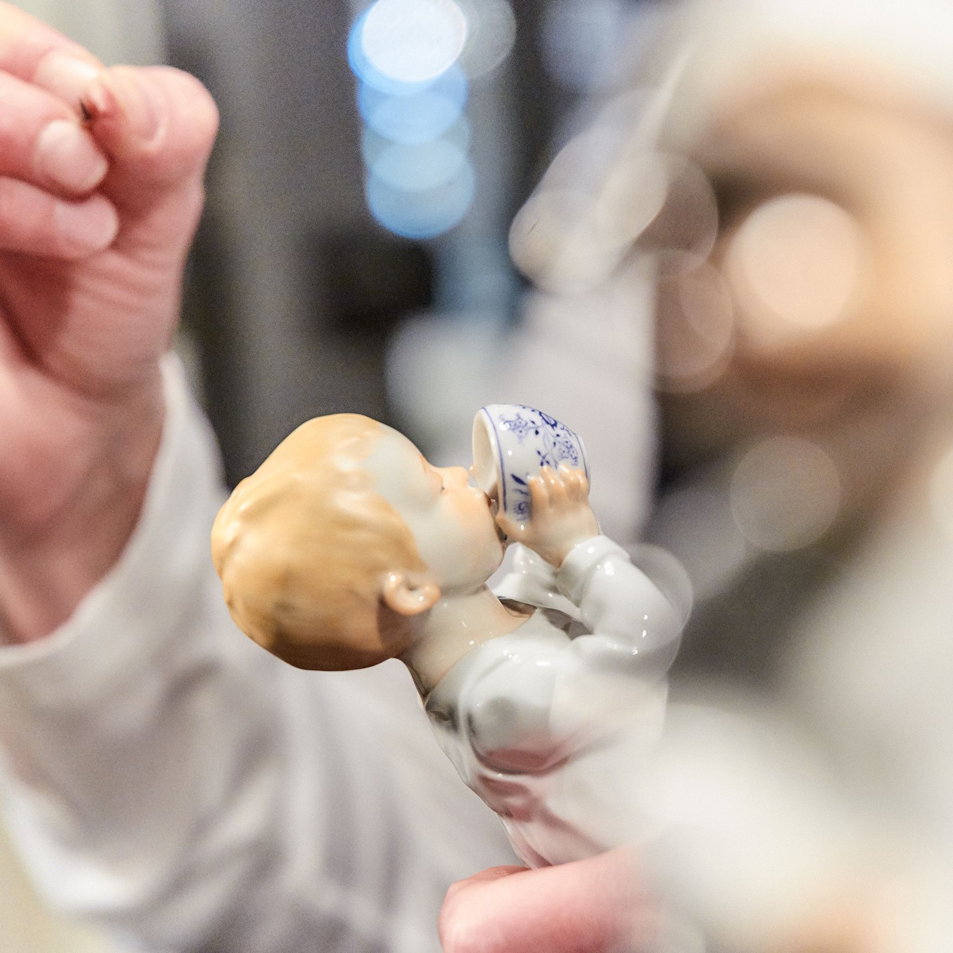 컵을 든 아이 피규린(블루 어니언)