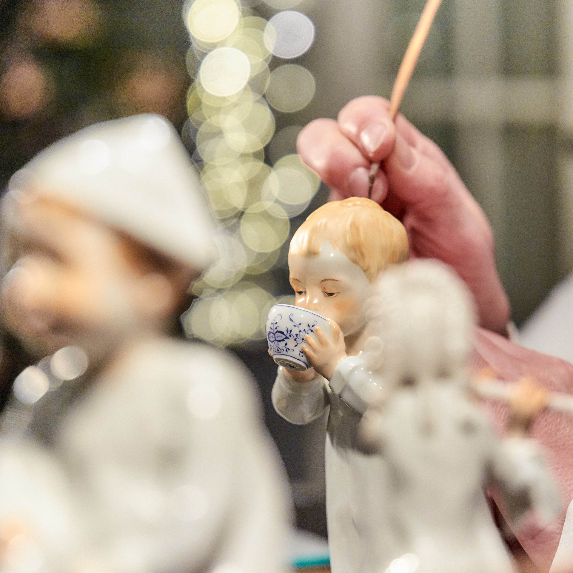 컵을 든 아이 피규린(블루 어니언)