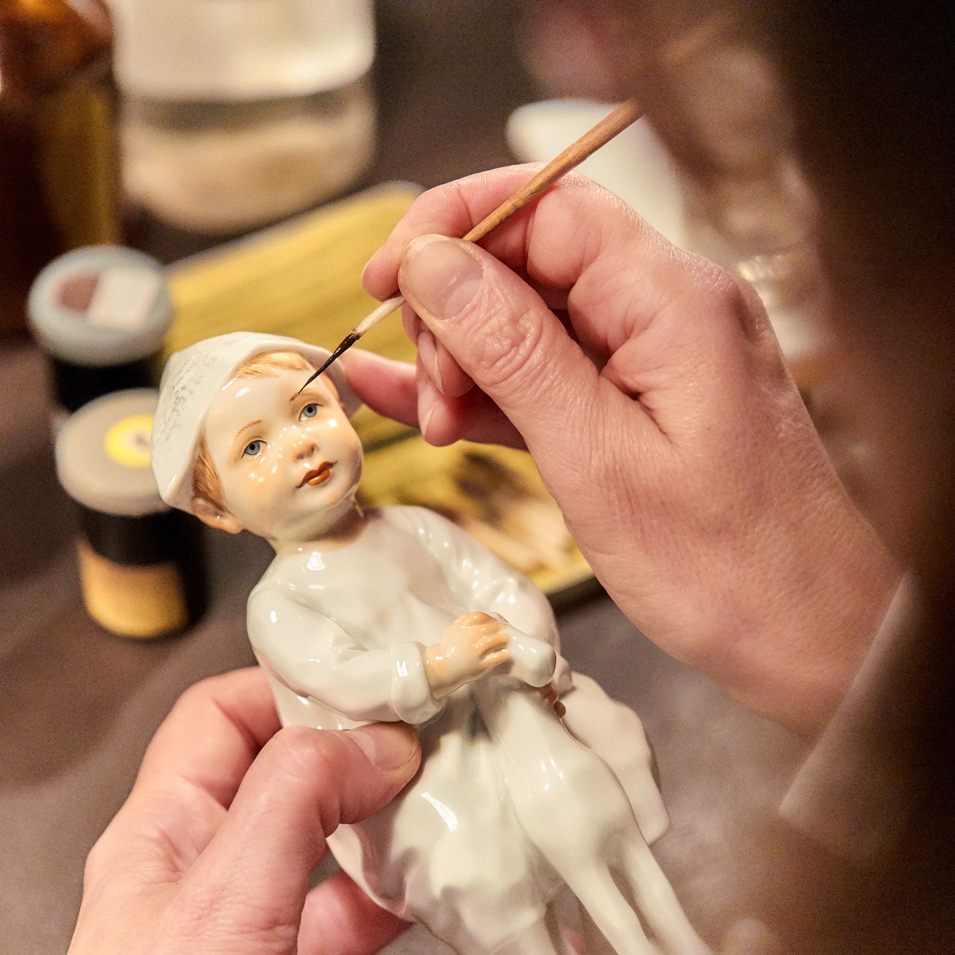 종이모자를 쓴 아이 피규린