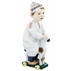 종이모자를 쓴 아이 피규린