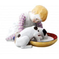 물마시는 강아지와 함께있는 아이 피규린