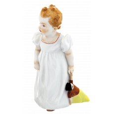 인형을 들고있는 아이 피규린