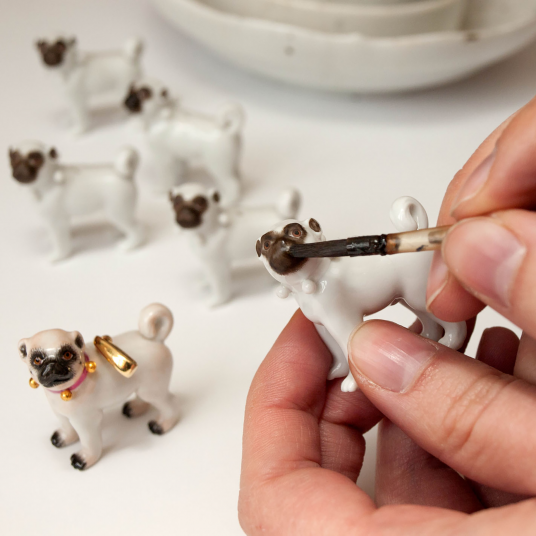 ANIMAL PENDANT MEISSEN® PUG BLANKET GREEN/RED CHECKERED