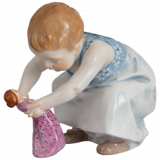 인형을 가지고 노는 아이(흰 꽃)